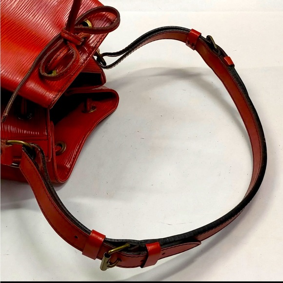 Louis Vuitton LV Paris Shoulder Bag
Petit Noe Red Epi made in France 🇫🇷 - Picture 4 of 16